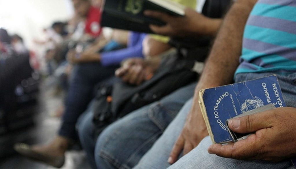 3,35 milhões de pessoas procuram trabalho há pelo menos dois anos, o equivalente a 26,2% do total de desocupados no Brasil