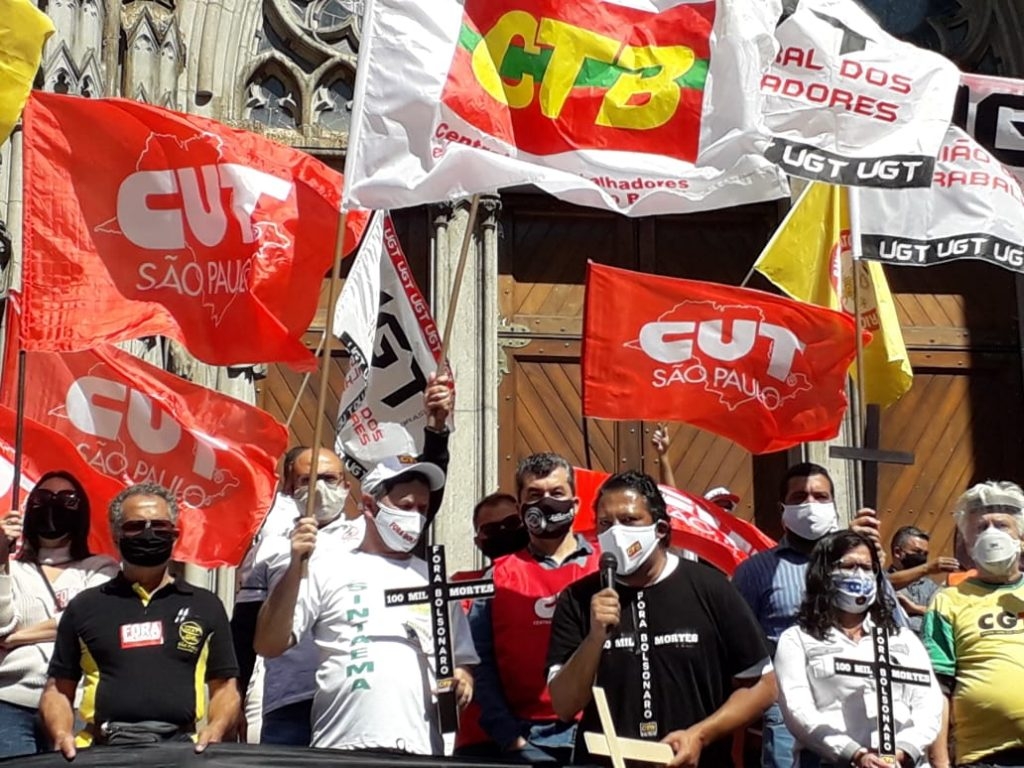 Adilson (ao microfone) durante o protesta na Praça da Sé em São Paulo sexta (7)