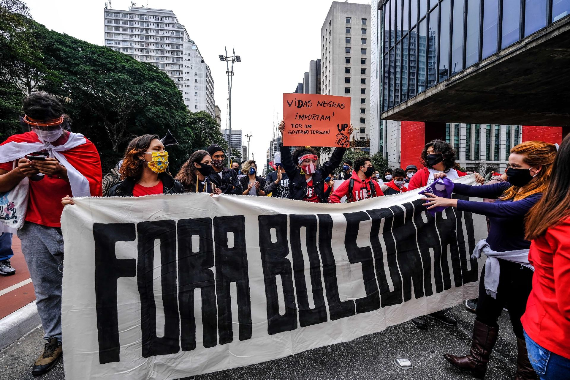 Com a vacinação ainda em rimo lento, o repique de casos e mortes por Covid-19 no Brasil e o fim do auxílio emergencial, a rejeição ao governo Bolsonaro está em 48%