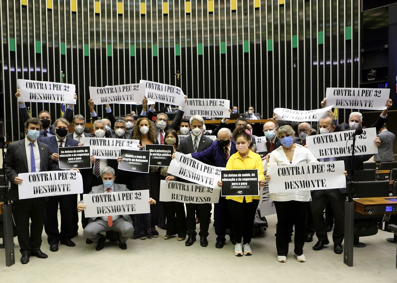 Oposição se soma ao protesto nacional do funcionalismo e faz ato em apoio à greve geral de servidores públicos contra a PEC 32. Foto: Richard Silva/PCdoB na Câmara