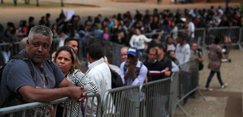 Pessoas buscam vagas de trabalho no centro de São Paulo (Foto: REUTERS/Amanda Perobelli)