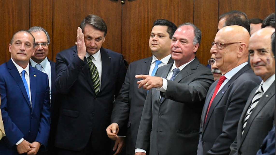 Bolsonaro durante lançamento do pacote do arrocho na sala da Presidência do Senado